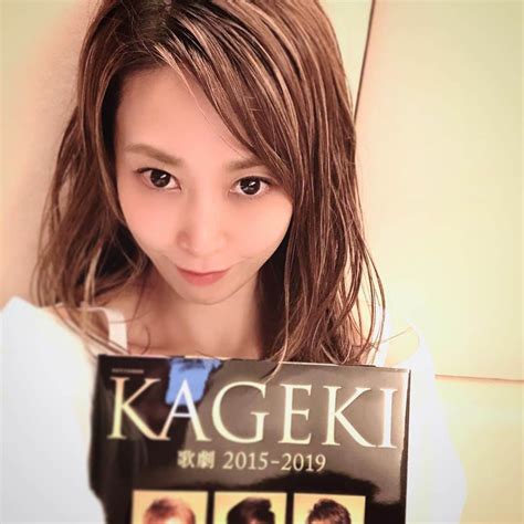 龍真咲さんのインスタグラム写真 龍真咲instagram「kageki届きましたー🎁 懐かしい！！！！ そして進化している⤴︎⤴︎⤴︎ レスリーの撮影の後は筋肉痛になったのをふと