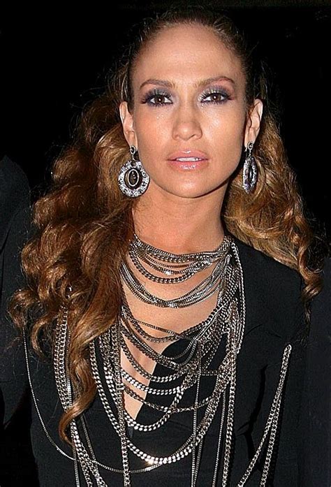 As a child, she enjoyed a variety of musical. Jennifer Lopez sa taille son poids, combien mesure cette star