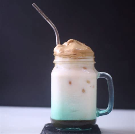 Selain instagrammable, dalgona coffee gampang sekali dibuat dengan peralatan masak yang minim. Demi Membuat Dalgona Coffee, Orang Rela Melakukan 5 Hal ...
