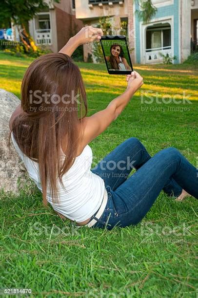 schöne frau nimmt selfies stockfoto und mehr bilder von 30 34 jahre 30 34 jahre attraktive