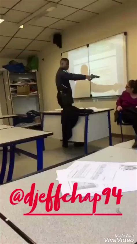 🔞 Video Choc 🔞 Il Braque Sa Prof En Classe Pour Quelle Le Note