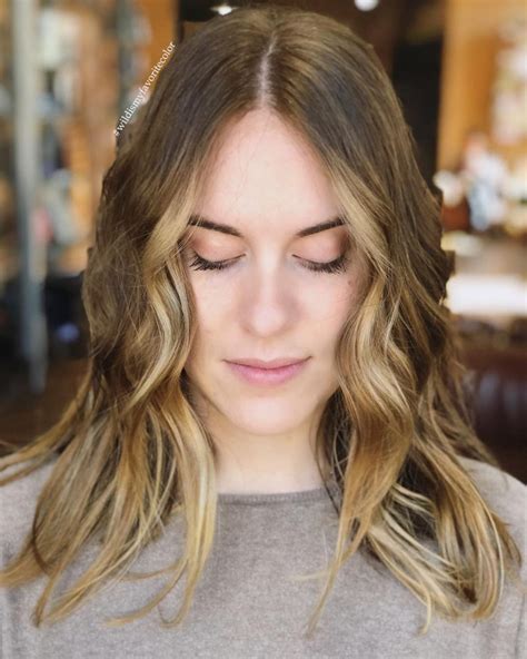 If you have medium hair length, what best than this lovely look. 19 Flattering Medium Hairstyles for Round Faces in 2020