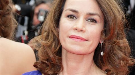 La donna, bella e fascinosa, cade preda di un dongiovanni con un oscuro presente da pappone, romain, che con abilità dopo averla portata a cena e film sul genere lolita, l'annees des meduses, ribattezzato in italia la medusa, in maniera inesplicabile, l'opera si muove su un piano. Valé­rie Kaprisky (Section de recherches) raconte son burn ...