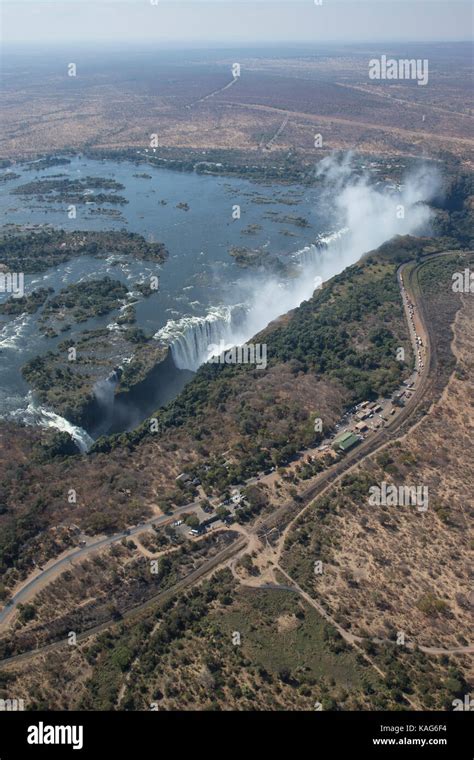 Vue Aérienne Des Chutes Victoria Montrant La Gorge Qui Divise La Zambie