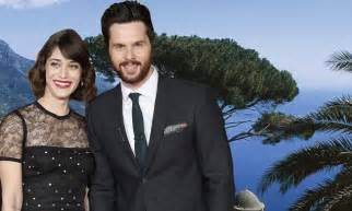Lizzy Caplan Weds Tom Riley On Italys Coast Daily Mail Online