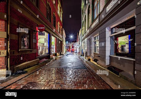 Dark Wet Alley Hi Res Stock Photography And Images Alamy