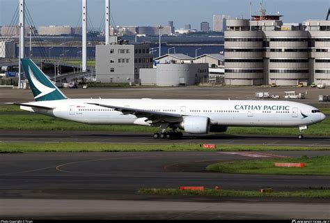 B Kpe Cathay Pacific Boeing Er Photo By Yiran Id