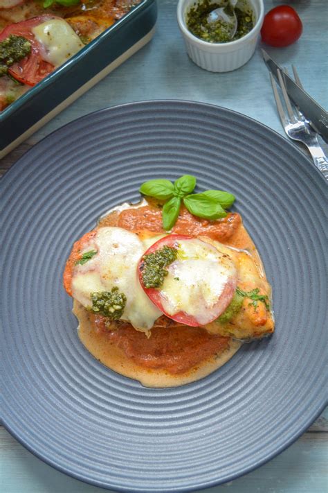 Mit salz und pfeffer würzen und herausnehmen. Saftige Hähnchenbrust im Ofen mit Tomate, Mozzarella ...