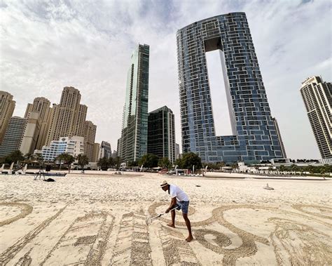 This Record Breaking Artist Uses The Beaches Of Dubai As His Canvas Cnn