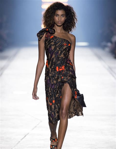 Sur quoi se fonde l'épidémiologiste laurent toubiana pour affirmer que «l'épidémie est terminée» ? Défilé Versace Prêt à porter Printemps-Été 2016 - Milan - Elle