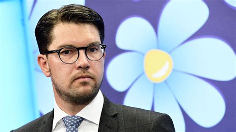 Sverigedemokraternas jimmie åkesson, i hans hösttal. Jimmie Åkesson fördömer asylbränder | SVT Nyheter