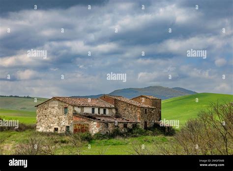 Old Farm House In The Val Dorcia In Tuscany Italy Stock Photo Alamy