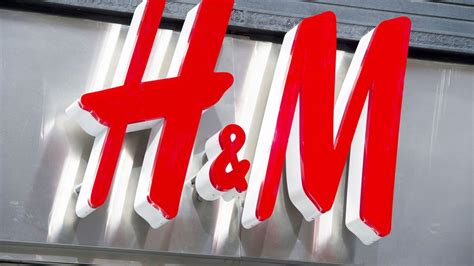 H&m was founded in 1947 by erling persson as hennes, a single women's clothing store, in vasteras, sweden. Wegen zu kleinen Größen steht H&M vor dem nächsten Shitstorm