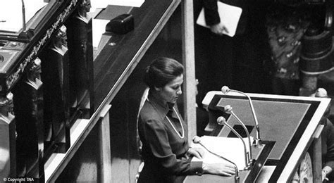 Si importante qu'elle soit, cette victoire ne signe pas pour autant la fin de la carrière politique de simone veil. Simone Veil, albums de famille - Nilaya Productions