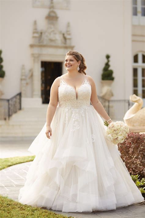 11 Best Wedding Dress Styles For Plus Sizes