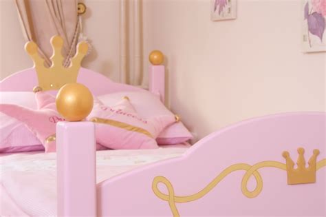 Bett rosa in zirbe oder auch in vielen anderen holzarten. Prinzessin Bett rosa | Oli&Niki