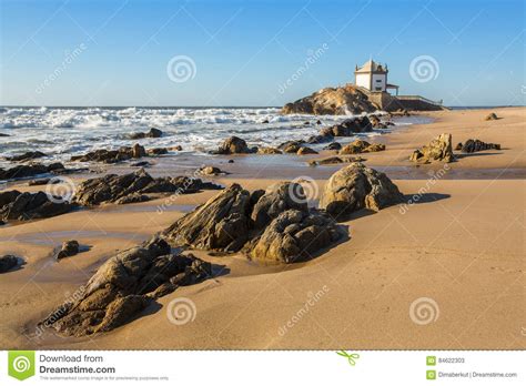 Путевки на пляжный отдых на морские курорты португалии. Прая De Miramar пляжа Miramar и часовня Senhor Da Pedra ...