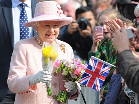 Queen Elizabeth Ii Continues Diamond Jubilee Tour In Manchester Cbs News