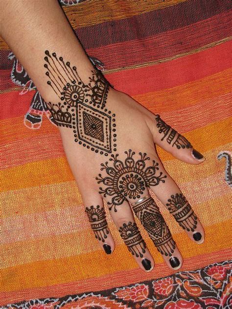 This henna tattoo design is not only very feminine but beautifully decorates the wearer's hands without going overboard. 10 Best & Simple Eid Mehndi Designs & Henna Patterns For ...