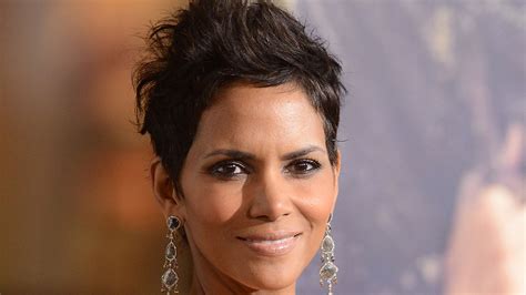 Halle Berry 56 Dazzles In Bare Faced Selfie From Bed And You Wont Believe It Hello
