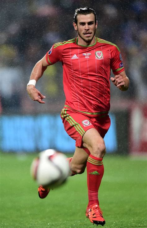 His dad's name is frank (school caretaker) and his mom's name is debbie (operations manager). Gareth Bale: Brotherhood the reason Wales qualified for ...