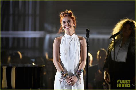 Photo Lauren Daigle Performs You Say At Billboard Music Awards 01