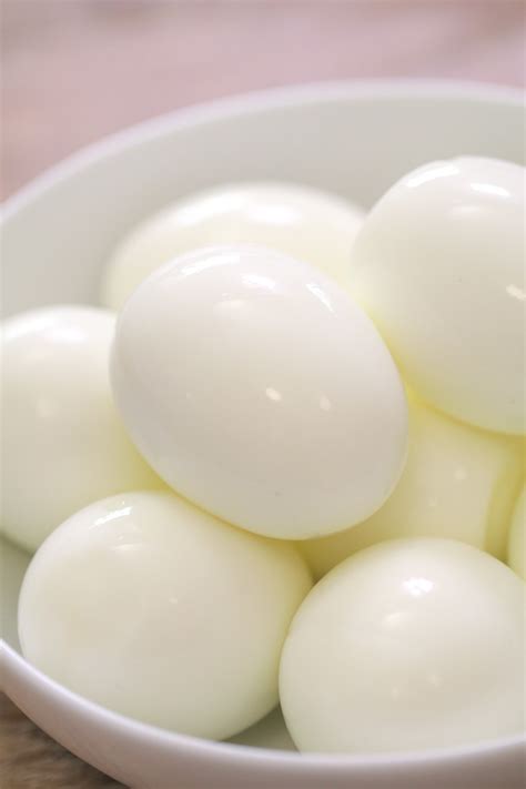 Apr 24, 2020 · read on to find out how long to boil eggs—and then make your best eggs yet! Perfect Hard Boiled Eggs (Video) | Lauren's Latest