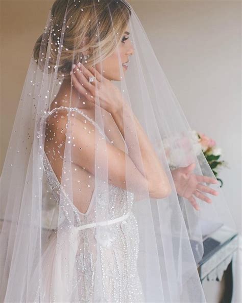 18 romantic wedding photo ideas to take with your bridal veil