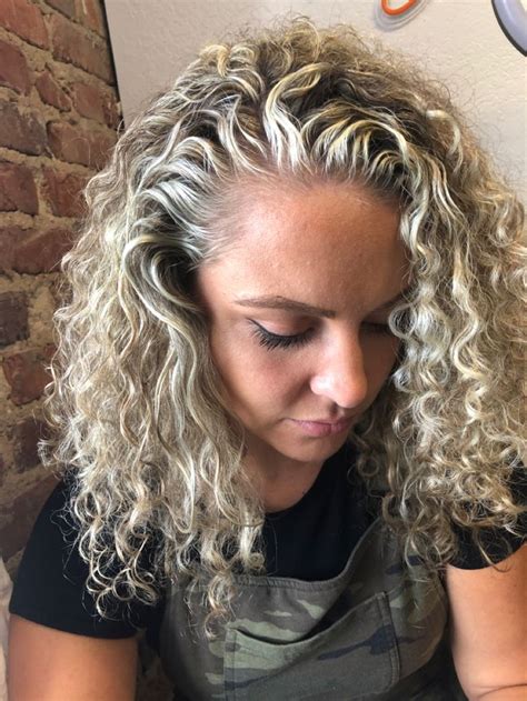 Icy Blonde Highlights On Curly Hair Cabelo Cabelo Novo Naturalmente