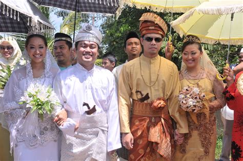 Senarai ini disusun khas untuk majlis perkahwinan & adat orang melayu islam mengikut negeri. Perkahwinan Melayu Terkini: Rancang Majlis Perkahwinan Anda...