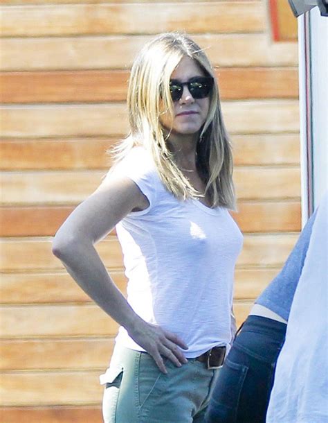 Sem sutiã Jennifer Aniston mostra demais com camiseta branca Quem