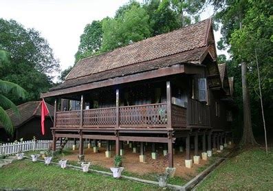Rumah ini disangga oleh dua tiang yang katanya tidak boleh disambungkan dengan material yang lain. Warisan Seni Bina Rumah Melayu
