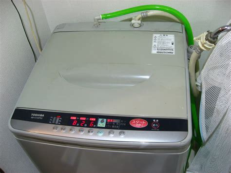 2006年製 まだまだ使えます 5.5kg大容量で1人暮らしはもちろん 大家族にもぴったりです 洗濯機置き場がなくても お風呂場で設置可能になって. 東芝洗濯機・排水弁メンテ AW-A70XP 閲覧注意 | その他 カメラ by ...