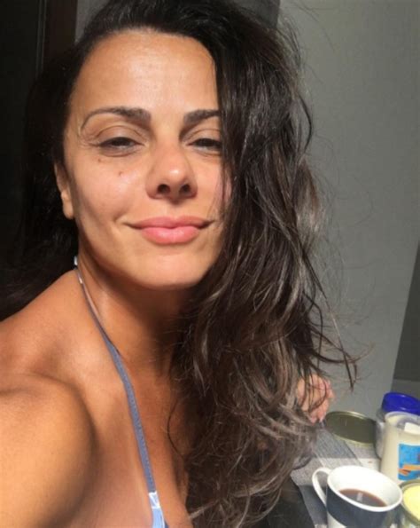Viviane Araújo Faz Selfie Sem Make Durante Café Da Manhã Revista