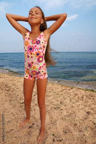 Preteen Girl On Sea Beach Stockfotos Und Lizenzfreie Bilder Auf Fotolia Com Bild