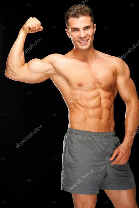 Retrato De Hombre Musculoso Seguro Flexionando Sus Bíceps — Foto De