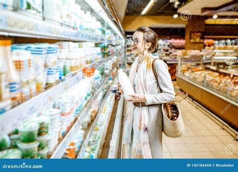 Leche De Compra De La Mujer En El Supermercado Foto De Archivo Imagen