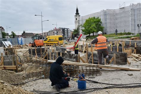 Измештање инсталација у центру при крају, стижу путари | Dnevnik
