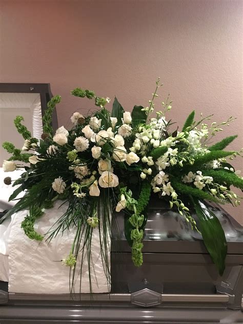 We are a small, veteran owned business in southwest missouri that got out start in a basement on ft. Pin by AMBAR TREE FLORIST on Sympathy flowers | Funeral ...