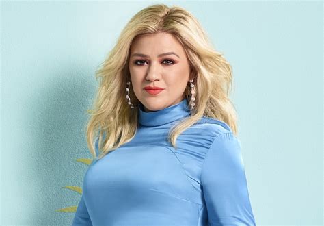 Kelly Clarkson Shares That She Was Body Shamed By Being Given Magazines