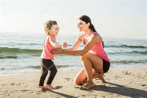Madre E Hija Divirtiéndose En La Playa Fotografía De Stock © Kurapatka