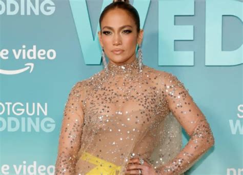 Das Neue Nude Kleid Von Jennifer Lopez Wirft Fragen Bei Den Fans Auf