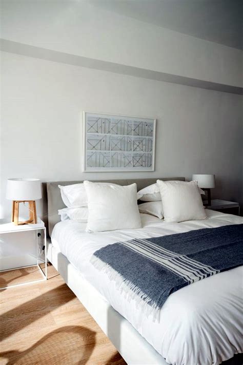 This is perfect if your guests are not going to be staying overnight, or even if they are coming back the next day. 40 Simple Guest Room Decoration Ideas - Bored Art