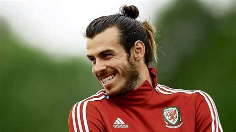 Frisur risk real gareth bale frisur 2017 madrid fans need to. Irrer Waliser | Bale bringt eigenen EM-Friseur mit ...