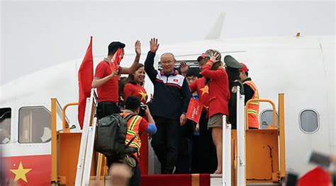 베트남 축구의 레전드 박항서 감독2019 아시안컵에서 베트남 축구 12년 만에 8강 진출을 이루었는데요16강전 경기 후 기자회견에서 짧은 한숨을 내쉬며 말한 한마디엠빅뉴스가 전해드립니다.#2019아시안컵 #축구 #베트남 #8강 박항서 감독이 기자회견에서 한숨을 내쉰 이유. '국민 영웅' 박항서 귀국하자 난리 난 베트남 현지 상황 (사진 ...