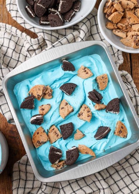 Helado Del Monstruo De Las Galletas Pies Descalzos En La Cocina Las