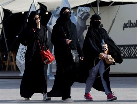 سعوديات يغامرن بالتجول من دون العباءة السوداء في الرياض أريبيان بزنس
