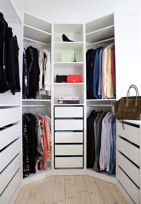Application of advanced technology is an added advantage of this system. walk-in-closet - Christina Dueholm