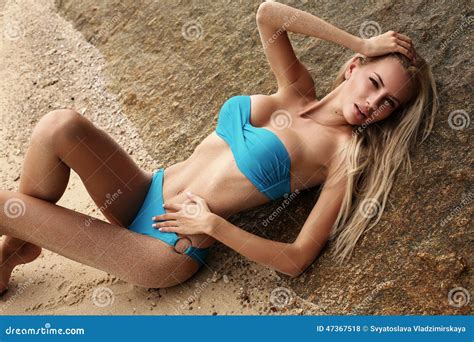 Donna Sexy Con Capelli Biondi In Bikini Che Si Rilassa Sulla Spiaggia