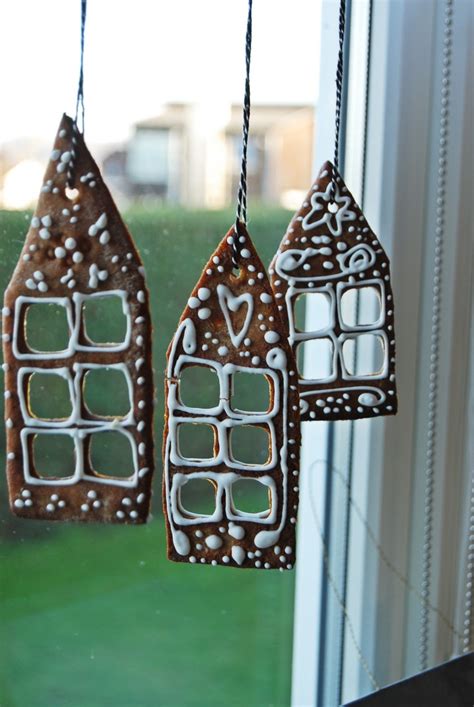 Why be all work and no play? Christmas Window Decoration Ideas - HomesFeed